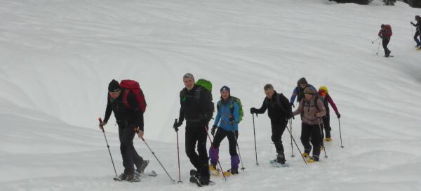Schneeschuhtourengruppe am Scheuenpass