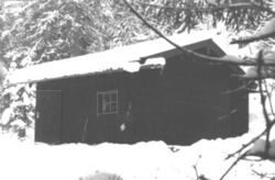 Hütte-1957-verschneit