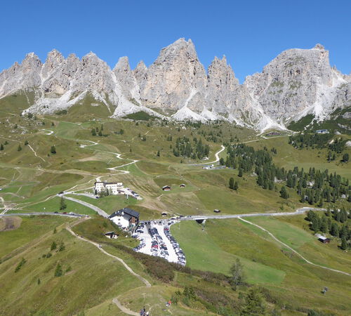 Blick zurück zur Puez - Geislergruppe mit den Cir-Spitzen