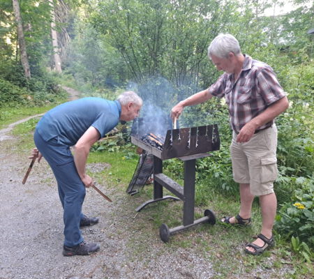 Grillen_an_der_Hütte