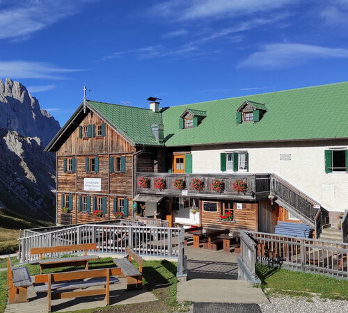 Schlüterhütte vor den Geislerspitzen