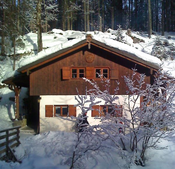 Weißenburger Hütte tief verschneit im Winter 2011