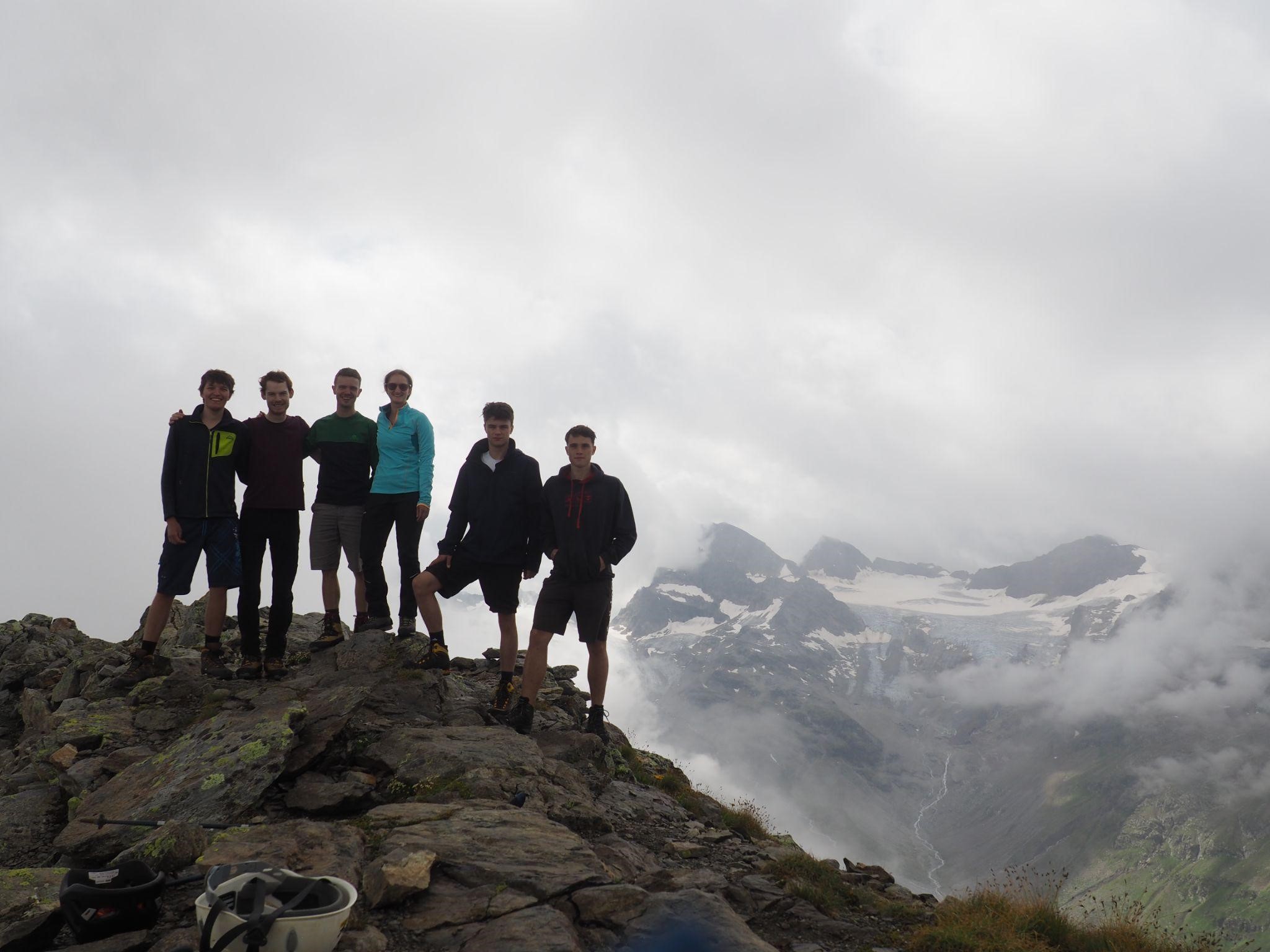 Die Crew der Sommerfahrt vor Silvrettapanorama
